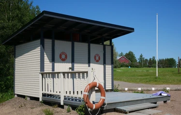 Uimari laiturin vieressä