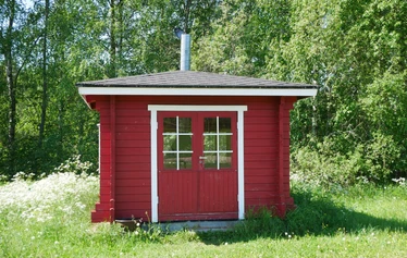 Uimari laiturin vieressä