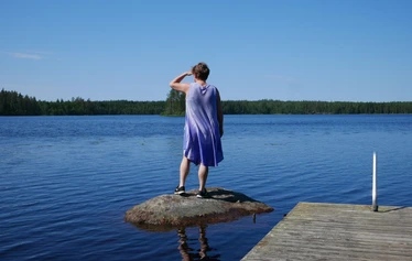 Nainen katselee järvelle
