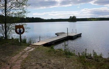 Nainen katselee järvelle