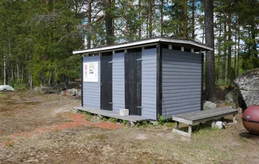 Nainen katselee järvelle