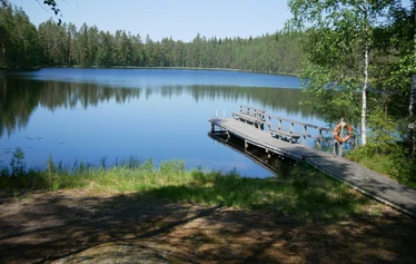 Näkymä pukukopeilta laiturille ja lammelle