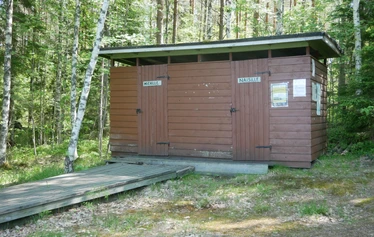 Näkymä pukukopeilta laiturille ja lammelle