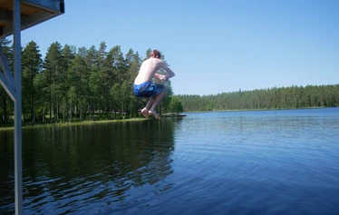 Poika hyppää tornista pommin