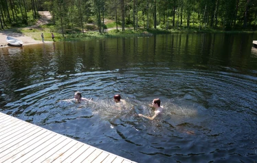 Poika hyppää tornista pommin