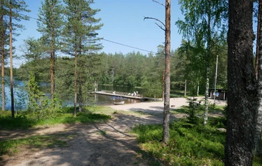 Poika hyppää tornista pommin