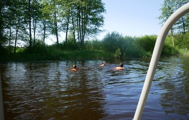 Lapsia uimassa laiturin vieressä