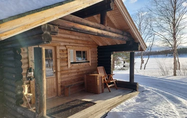 Arctic lakeside holiday cottage near Ivalo - Minna-Carita's