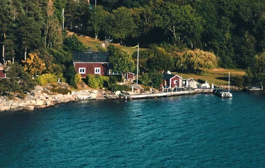 Upea kesäkohde - Mökin laituriin pääset helposti veneelläsi. Mahtuupa mukaan myös vierailijavene!