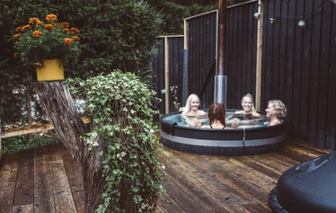 LatoSpa - Kiire ja melu saavat jäädä taakse, kun mustan kiukaan urut soivat. Saunan lämmöstä voi pulahtaa kuuden hengen paljuun tähtitaivaan alle ja antaa veden helliä jäseniä.