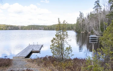 Myllyjärven mökki sijaitsee Raaseporin Fiskarissa, asumattoman Myllyjärven rannalla.