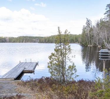 Myllyjärven mökki sijaitsee Raaseporin Fiskarissa, asumattoman Myllyjärven rannalla.