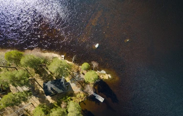 Myllyjärven mökki sijaitsee Raaseporin Fiskarissa, asumattoman Myllyjärven rannalla.