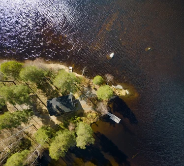 Myllyjärven mökki sijaitsee Raaseporin Fiskarissa, asumattoman Myllyjärven rannalla.