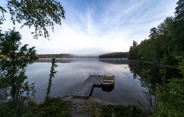 Myllyjärven mökki sijaitsee Raaseporin Fiskarissa, asumattoman Myllyjärven rannalla.
