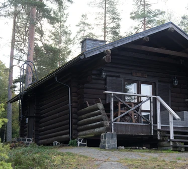 Myllyjärven mökki sijaitsee Raaseporin Fiskarissa, asumattoman Myllyjärven rannalla.