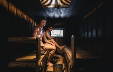 Haukanpesän sauna Nuuksion kansallispuistossa - Vuokraa sauna Nuuksion Haukkalammelta - löylyissä tilaa riittää 4-6 henkilölle. Kabinettitilaa jopa yli kymmenelle henkilölle. 