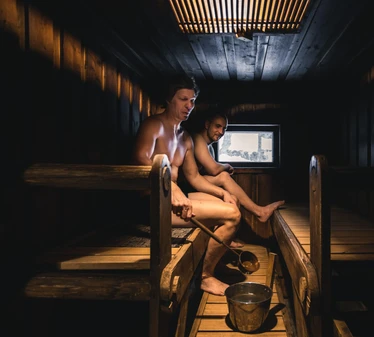 Haukanpesän sauna Nuuksion kansallispuistossa - Vuokraa sauna Nuuksion Haukkalammelta - löylyissä tilaa riittää 4-6 henkilölle. Kabinettitilaa jopa yli kymmenelle henkilölle.