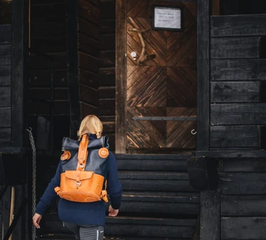 Haukanpesän sauna Nuuksion kansallispuistossa - Vuokraa sauna Nuuksion Haukkalammelta - löylyissä tilaa riittää 4-6 henkilölle. Kabinettitilaa jopa yli kymmenelle henkilölle.
