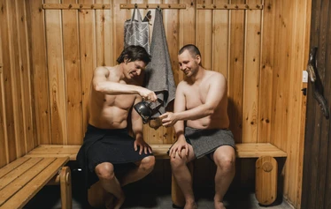 Haukanpesän sauna Nuuksion kansallispuistossa - Vuokraa sauna Nuuksion Haukkalammelta - löylyissä tilaa riittää 4-6 henkilölle. Kabinettitilaa jopa yli kymmenelle henkilölle. 