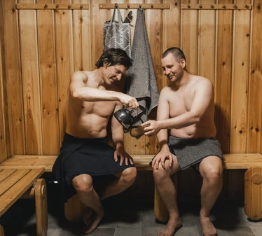 Haukanpesän sauna Nuuksion kansallispuistossa - Vuokraa sauna Nuuksion Haukkalammelta - löylyissä tilaa riittää 4-6 henkilölle. Kabinettitilaa jopa yli kymmenelle henkilölle. 