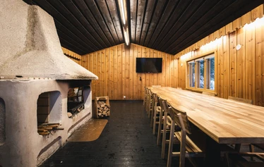 Haukanpesän sauna Nuuksion kansallispuistossa - Vuokraa sauna Nuuksion Haukkalammelta - löylyissä tilaa riittää 4-6 henkilölle. Kabinettitilaa jopa yli kymmenelle henkilölle. 