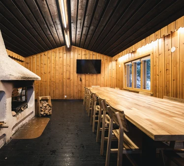 Haukanpesän sauna Nuuksion kansallispuistossa - Vuokraa sauna Nuuksion Haukkalammelta - löylyissä tilaa riittää 4-6 henkilölle. Kabinettitilaa jopa yli kymmenelle henkilölle.