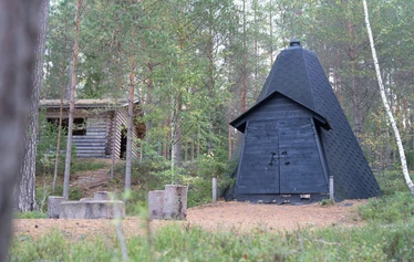 Kodassa nautit tummenevasta illasta ja valmistat herkullisen aterian.