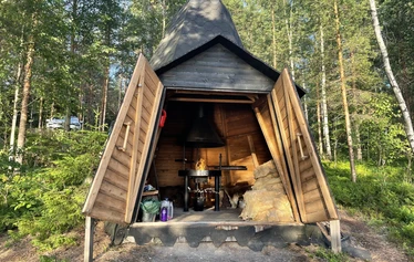 Myllyjärven mökki sijaitsee Raaseporin Fiskarissa, asumattoman Myllyjärven rannalla.
