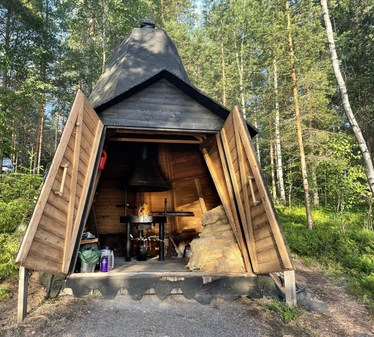Myllyjärven mökki sijaitsee Raaseporin Fiskarissa, asumattoman Myllyjärven rannalla.