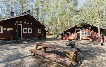 Nuuksion kansallispuistossa sijaitseva Tikankolo on tunnelmallinen talvimajoituskohde!