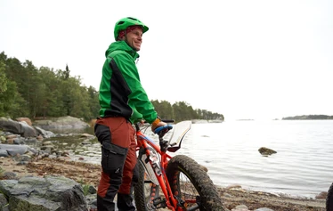 Fatbike-pyöräilyä Vuosaaren Melontakeskuksessa - Kallahdenniemen ja Uutelan ulkoilualueet ovat vain kivenheiton päässä Vuosaaren Melontakeskukselta. Vuokraa fatbike Natura Vivalta ja lähde pyöräilemään Itä-Helsingin luontoon.