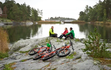 Fatbike-pyöräilyä Vuosaaren Melontakeskuksessa - Kallahdenniemen ja Uutelan ulkoilualueet ovat vain kivenheiton päässä Vuosaaren Melontakeskukselta. Vuokraa fatbike Natura Vivalta ja lähde pyöräilemään Itä-Helsingin luontoon.