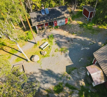 Tikankolo – eräkämppä Nuuksion kansallispuistossa - Tikankolo on yksityiskäyttöön vuokrattava eräkämppä, jossa pääset nauttimaan metsän rauhasta Saarilammen rannalla. Tikankololta löytyy sauna, vuodepaikat kuudelle henkilölle, sekä tupakeittiö. 