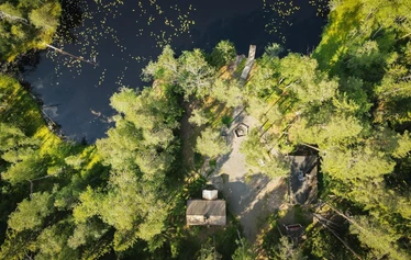 Tikankolo - wilderness cabin in Nuuksio National Park - Tikankolo is a great place to spend time in the nature - be it summer or winter! It accommodates up to six people and includes a sauna by the shore of Saarilampi. 