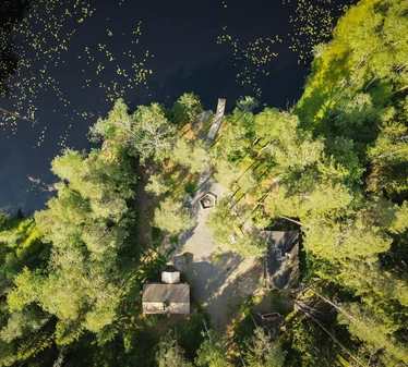 Tikankolo – eräkämppä Nuuksion kansallispuistossa - Tikankolo on yksityiskäyttöön vuokrattava eräkämppä, jossa pääset nauttimaan metsän rauhasta Saarilammen rannalla. Tikankololta löytyy sauna, vuodepaikat kuudelle henkilölle, sekä tupakeittiö. 