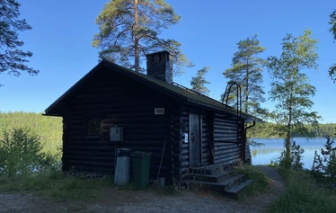 Myllyjärven mökki sijaitsee Raaseporin Fiskarissa, asumattoman Myllyjärven rannalla.