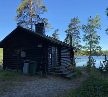 Myllyjärven mökki sijaitsee Raaseporin Fiskarissa, asumattoman Myllyjärven rannalla.