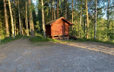 Myllyjärven mökki sijaitsee Raaseporin Fiskarissa, asumattoman Myllyjärven rannalla.