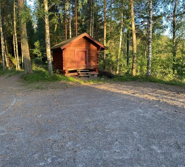 Myllyjärven mökki sijaitsee Raaseporin Fiskarissa, asumattoman Myllyjärven rannalla.