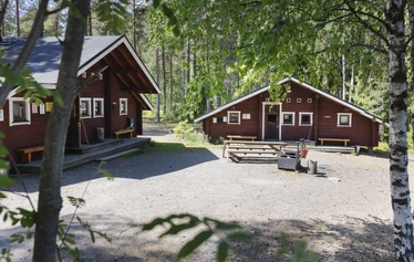 Matildanjärven kämpät Teijon kansallispuistossa - Natura Viva vuokraa Matildanjärvellä kahta kämppää, jotka jakavat etupihan. Yhteen mökkiin mahtuu 6 henkilöä ja varaamalla molemmat mökit, saat koko alueen itsellesi käyttöön.