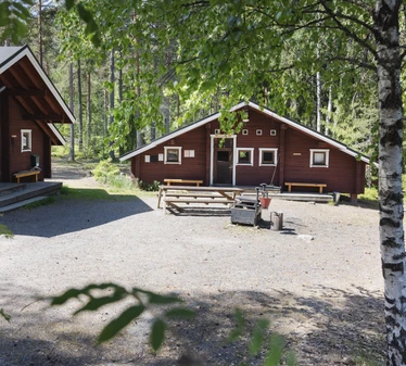 Outdoor cabins in Teijo National Park - Two cabins in the heart of Teijo National Park share a private yard with a fireplace. 