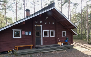 Matildanjärven kämpät Teijon kansallispuistossa - Natura Viva vuokraa Matildanjärvellä kahta kämppää, jotka jakavat etupihan. Yhteen mökkiin mahtuu 6 henkilöä ja varaamalla molemmat mökit, saat koko alueen itsellesi käyttöön.