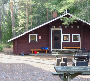 Matildanjärven kämpät Teijon kansallispuistossa - Natura Viva vuokraa Matildanjärvellä kahta kämppää, jotka jakavat etupihan. Yhteen mökkiin mahtuu 6 henkilöä ja varaamalla molemmat mökit, saat koko alueen itsellesi käyttöön. 