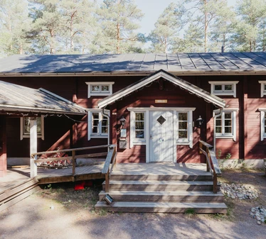 Matildanjärven kämpät Teijon kansallispuistossa - Natura Viva vuokraa Matildanjärvellä kahta kämppää, jotka jakavat etupihan. Yhteen mökkiin mahtuu 6 henkilöä ja varaamalla molemmat mökit, saat koko alueen itsellesi käyttöön. 