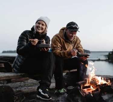 Kesäyön taikaa -melontaretki - Yömelontaretkelle tutustumme Itä-Helsingin hiljaiseen saaristoon yöllä, kun aurinko on jo pikkuhiljaa laskemassa. Laskeva aurinko värjää taivaan punaisen eri sävyillä!