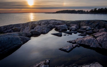 Kesäyön taikaa -melontaretki - Yömelontaretkelle tutustumme Itä-Helsingin hiljaiseen saaristoon yöllä, kun aurinko on jo pikkuhiljaa laskemassa. Laskeva aurinko värjää taivaan punaisen eri sävyillä!