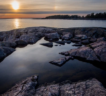 Kesäyön taikaa -melontaretki - Yömelontaretkelle tutustumme Itä-Helsingin hiljaiseen saaristoon yöllä, kun aurinko on jo pikkuhiljaa laskemassa. Laskeva aurinko värjää taivaan punaisen eri sävyillä!