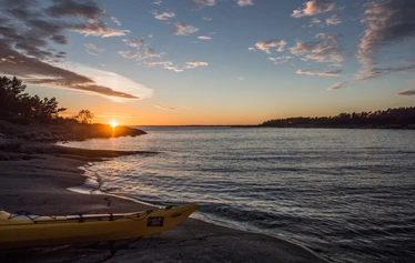 Kesäyön taikaa -melontaretki - Yömelontaretkelle tutustumme Itä-Helsingin hiljaiseen saaristoon yöllä, kun aurinko on jo pikkuhiljaa laskemassa. Laskeva aurinko värjää taivaan punaisen eri sävyillä!