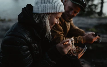 Kesäyön taikaa -melontaretki - Yömelontaretkelle tutustumme Itä-Helsingin hiljaiseen saaristoon yöllä, kun aurinko on jo pikkuhiljaa laskemassa. Laskeva aurinko värjää taivaan punaisen eri sävyillä!
